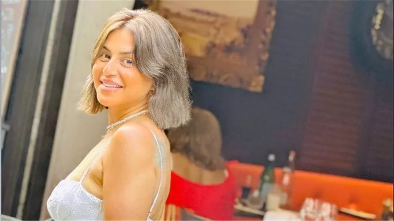 إطلالة جريئة.. منة فضالي تثير الجدل بفستان حمالات | شاهد