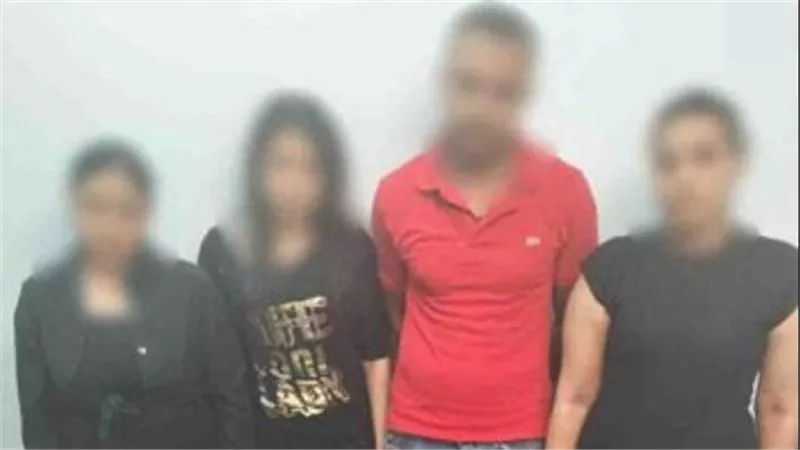  يحرضون على الفسق.. التفاصيل الكاملة للقبض على صاحب كافية و3 بلوجرات بالغردقة | شاهد