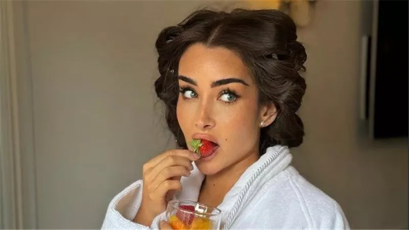 إطلالة جريئة..هنا الزاهد تخطف الأنظار أمام البحر | شاهد