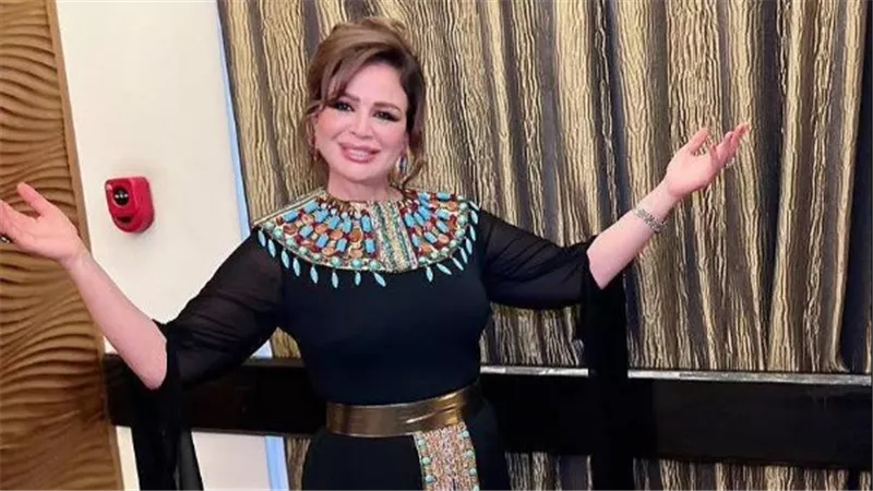 فستان جريء.. إلهام شاهين تخطف الأنظار بإطلالة جديدة على البحر | شاهد 