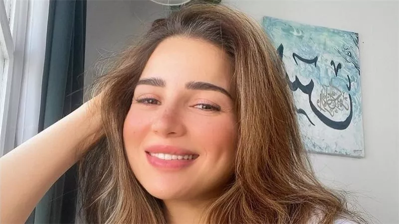 فستان لافت.. مي عز الدين تثير ضجة بهذه الإطلالة | شاهد
