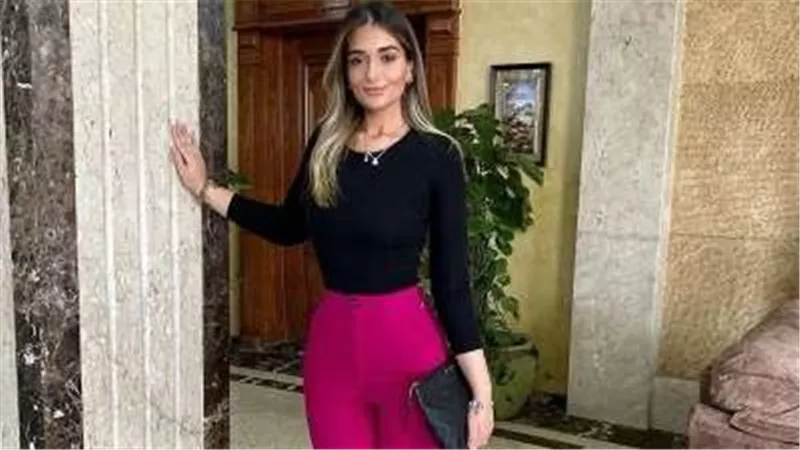 على الشاطئ.. ملك أحمد زاهر تخطف الأنظار بهذه الإطلالة | شاهد