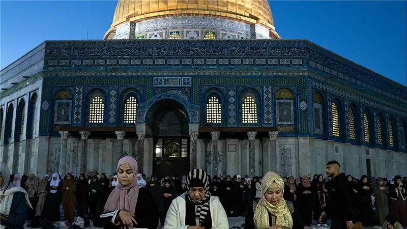 لهيب الحرّ لا يوقف الطقوس.. آلاف المصلين بالأقصى يأملون صلاة بلا إزعاج