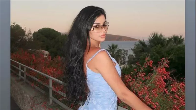 فستان لافت.. كارولين عزمي تخطف الأنظار في أحدث ظهور | شاهد 