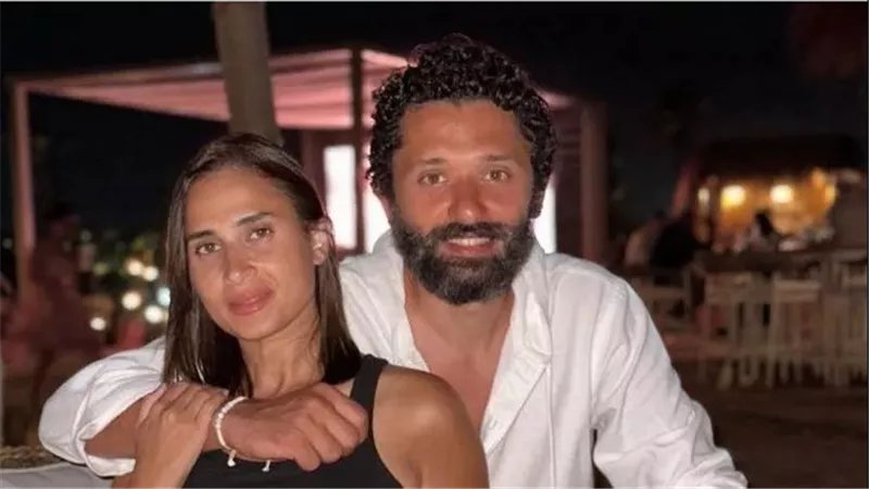  إطلالات وصور رومانسية.. زوجة كريم عبد العزيز تثير ضجة على السوشيال ميديا | شاهد
