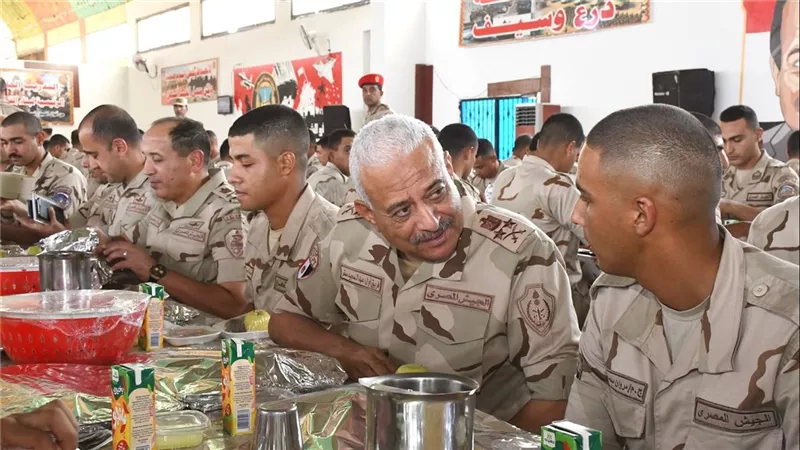 وزير الدفاع يلتقى بعدد من مقاتلى المنطقة الغربية العسكرية (صور)