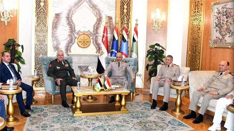 وزير الدفاع ورئيس أركان حرب القوات المسلحة يلتقيان رئيس هيئة الأركان المشتركة للقوات المسلحة بالمملكة الأردنية