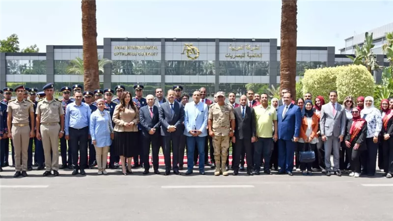 القوات المسلحة تنظم زيارة لوفد من الإعلاميين وطلبة الأكاديمية العسكرية والجامعات المصرية للشركة العربية العالمية للبصريات