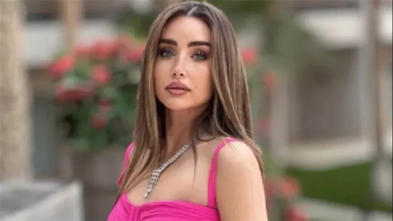  على البحر.. هنا الزاهد تثير ضجة بإطلالة جديدة | شاهد