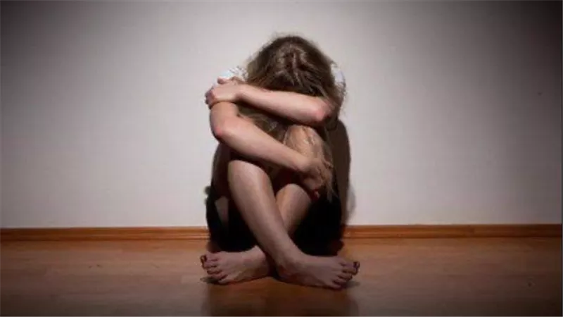  اعتداء وتهديد.. بلاغ صادم من شابة ضد والدها 