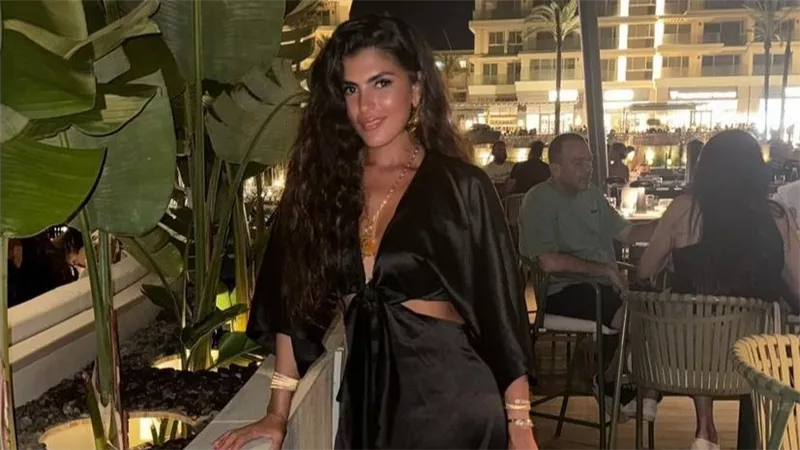  على البحر.. زوجة ماجد المصري تخطف الأنظار بهذه الإطلالة | شاهد