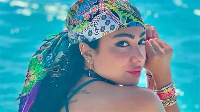  إطلالة صيفية.. ميرهان حسين تخطف الانظار بلوك جديد | شاهد