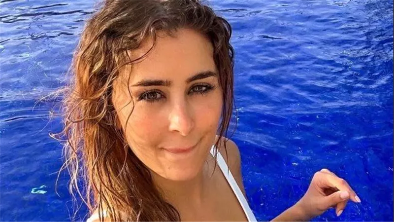  في حمام السباحة.. عائشة بن احمد بالمايوه تشعل السوشيال ميديا | شاهد
