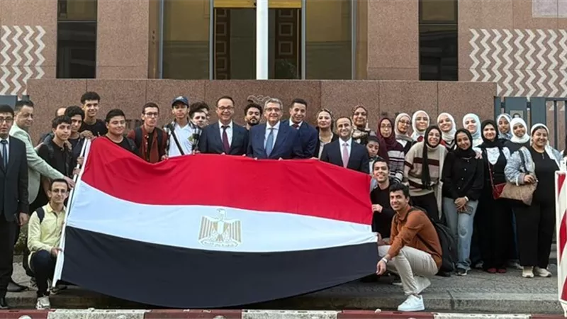 من أمام السفارة المصرية في برلين.. أوائل الثانوية العامة يوجهون رسالة طمآنة للعالم