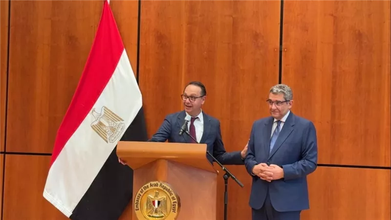 د. أشرف منصور لأوائل الثانوية العامة: العلم هو الحرية والكرامة والمستقبل والإنسانية 