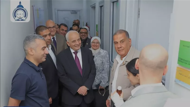وفد من جامعة الريادة يزور مستشفى 57357 ويقدم منح دراسية للمتعافين