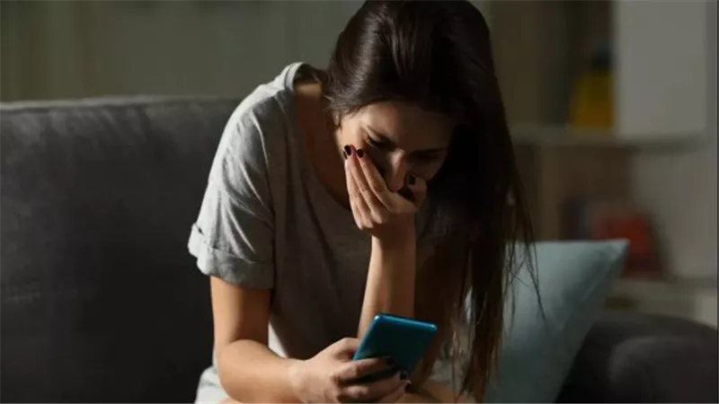  طالبة خدعها الحب.. شاب يصور فتاة في أوضاع مخلة وجارها يبتزها بالفيديو 