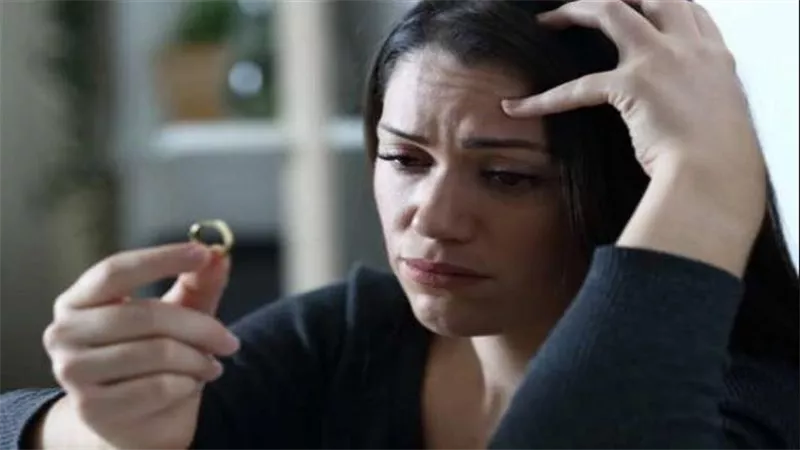 منعني أحضر فرح أخويا وبيقولي عيب.. نسرين تطلب خلع زوجها في محكمة الأسرة