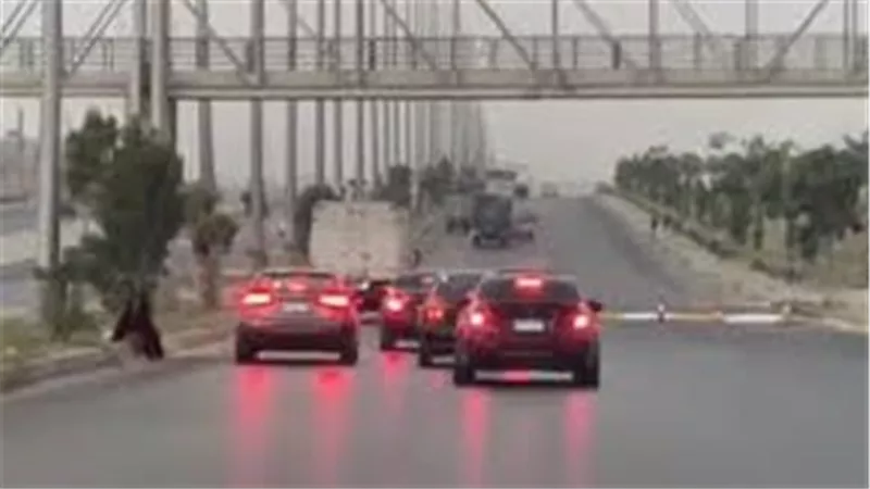  على بعد خطوة من الموت.. القصة الكاملة لمطاردة فتيات داخل سيارة بطريق الواحات | شاهد