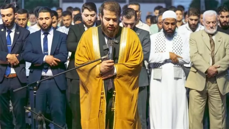 منظر مهيب..تفاعل واسع مع إمامة أدهم نابلسي للمصلين في معرض دمشق الدولي | فيديو