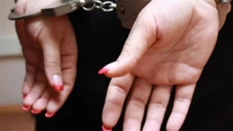 أموال طائلة وقرار للنيابة.. تفاصيل القبض على سيدة أعمال وابنها بالإسكندرية