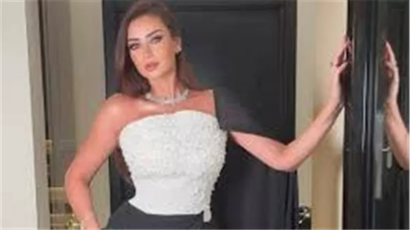 بالأسود.. رضوى الشربيني تثير ضجة بهذه الإطلالة | شاهد 