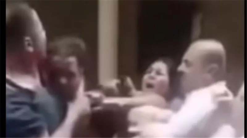  أسرته حاولت تهريبه.. تفاصيل القبض على شارون اشهر تاجر كيف في حدائق القبة | فيديو