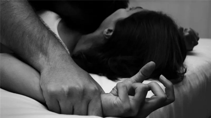  أنهى حياتها وراح عمل بانيه ومكرونة.. زوج يهـ.ـشم رأس زوجته لرفضها الحرام 