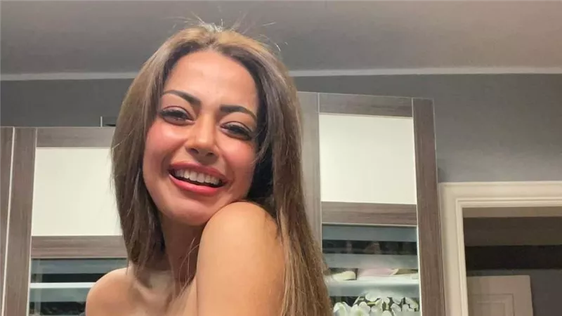 فستان لافت.. داليا مصطفى تخطف الأنظار بهذه الإطلالة | شاهد