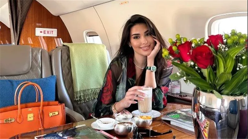 من الطائرة.. ياسمين صبري تخطف الأنظار بهذه الإطلالة | شاهد