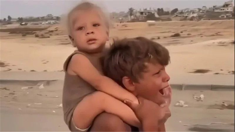  مصر تنتصر للبراءة.. رحلة إنقاذ طفل غزة الذي حمل شقيقه للنزوح وأبكي العالم | فيديو وصور 