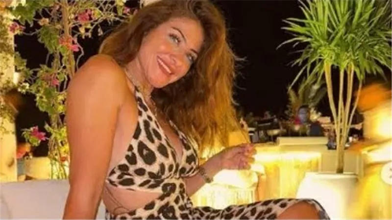 فستان قصير..هيدي كرم تخطف الأنظار بإطلالة جديدة | شاهد