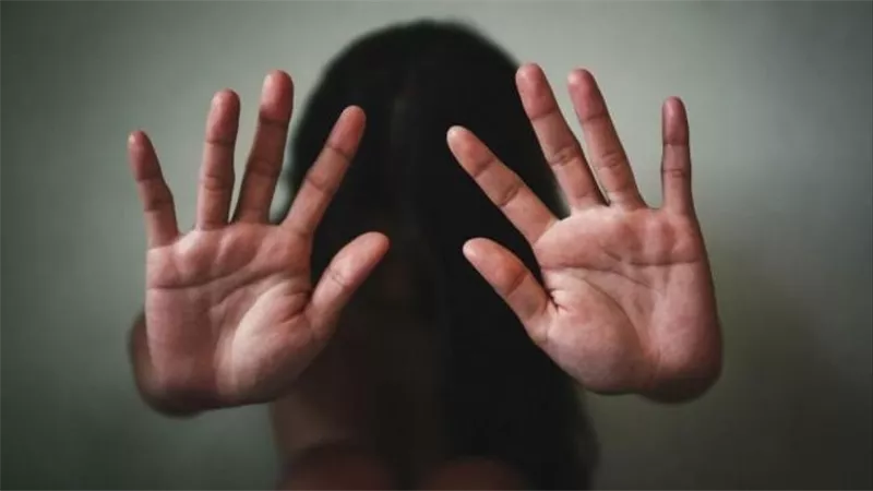 صور وفيديوهات فاضحة بمكتبه.. القصة الكاملة لاتهام مدير مدرسة بالتحرش بطالبة ثانوي في القليوبية