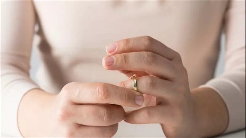 رمى كلبتي من البلكونة..سوزان تطلب خلع زوجها في محكمة الأسرة