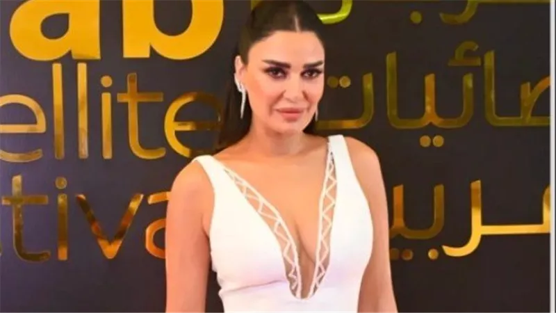 بالأبيض الجرئ.. سيرين عبد النور تثير الجدل بإطلالة جديدة | شاهد