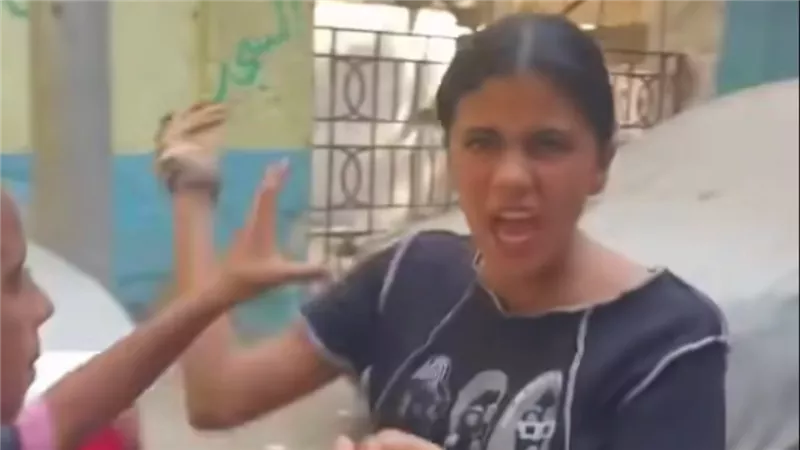 مش هاممني حد.. تفاصيل القبض على الطالبة صاحبة فيديو سب زميلاتها بالمدرسة | شاهد