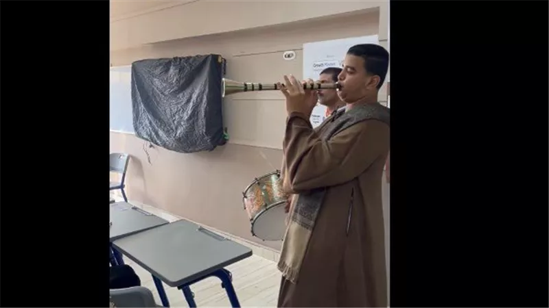  طبلة ومزمار ورقص في الفصول.. فيديو يثير الجدل داخل مدرسة بالاسكندرية | شاهد