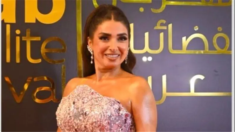 أوف شولدر.. روجينا تخطف الأنظار بإطلالة جريئة | شاهد
