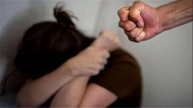  سقطوني وخدوا دهبي.. دنيا تستغيث من زوجها وحماتها بعد الاعتداء عليها