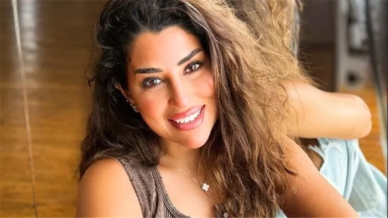 فستان لافت.. أيتن عامر تخطف الأنظار بهذه الإطلالة | شاهد 