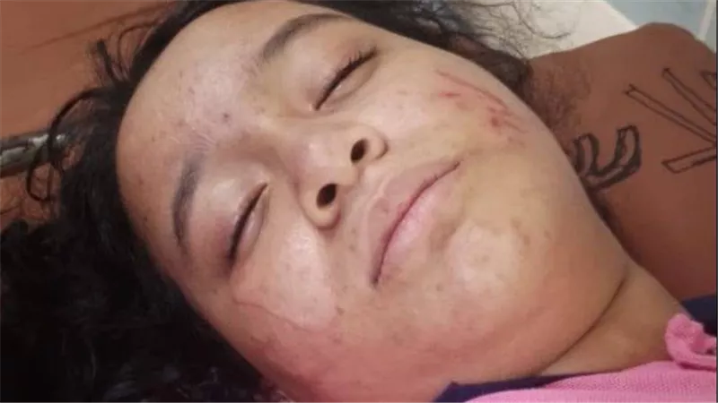 ضربوها وعوروها في وشها لغاية ما أغمى عليها.. ولية أمر وأولادها ينصبون كمينًا لتلميذة في الهرم | شاهد