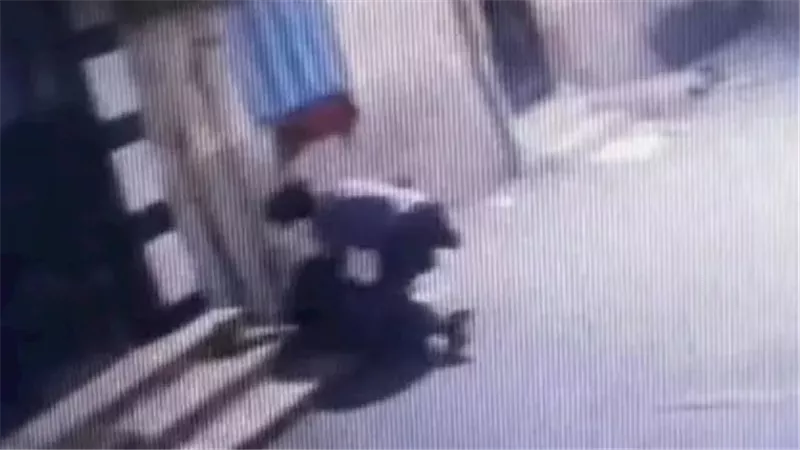 فيديو رعب في الطالبية.. شاب يهاجم سيدة ويسحلها وسط الشارع