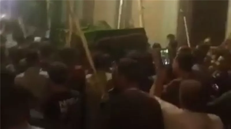  4 ساعات في طرق غير معتادة.. كيف انحرف نعش الشيخ خلف وطاف بقرى أسيوط قبل الدفن؟ | شاهد