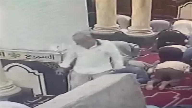 سرق الحقيبة وقت السجود.. القصة الكاملة لسقوط حرامي المسجد بالبحيرة | فيديو