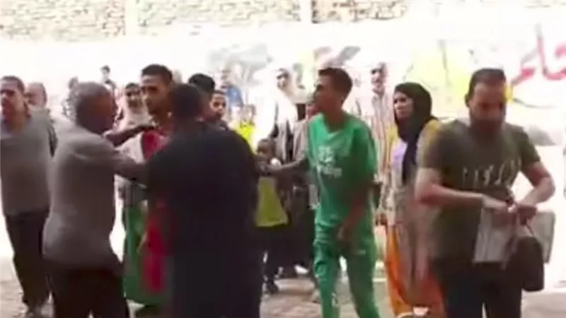  ضربوه بالشبشب.. القصة الكاملة لاعتداء أولياء أمور على معلم داخل مدرسة بالمنيـب | شاهد
