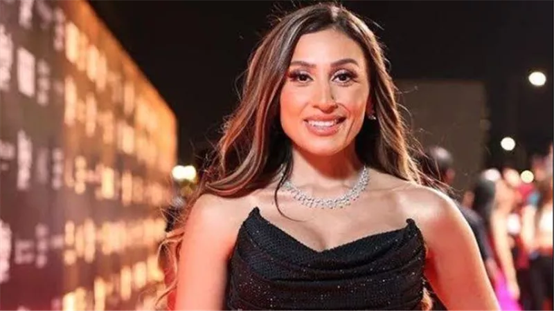  لوك جديد.. دينا الشربيني تثير الجدل بهذه الإطلالة | شاهد