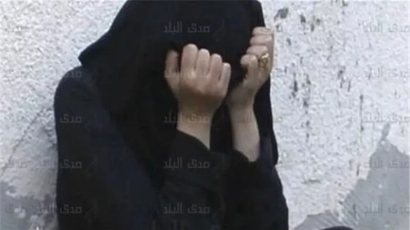  بتلبس ضيق وتتأخر بره البيت.. سيدة تشعل النـ ار في ابنتها بالعياط 