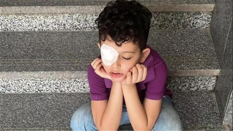  حدفته بالكتاب.. معلمة تصيب تلميذا بجرح في القرنية بالدقهلية
