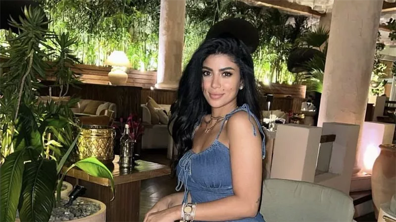 كاجوال لافت.. كارولين عزمي تخطف الأنظار في أحدث ظهور | شاهد