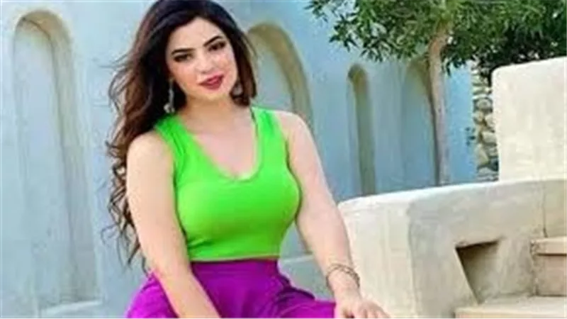 بالأسود الجريء.. ميرنا جميل تخطف الأنظار بإطلالة جديدة | شاهد